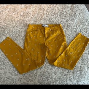 Old Navy Cropped Pixie Pants—Yellow with Embroidered Daisies